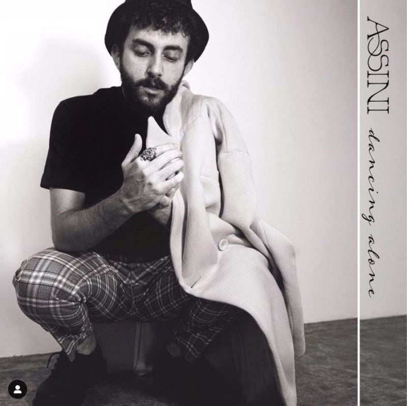 Single do m&uacute;sico catarinense Assini divide o topo das parades de streaming com nomes como Anitta e Alok – Foto: Reprodu&ccedil;&atilde;o/Redes Sociais