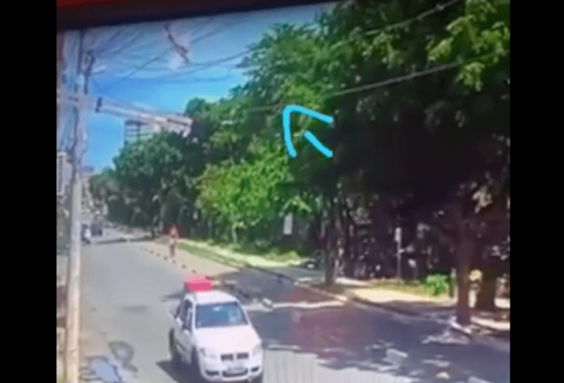 Monomotor aparece no alto do vídeo, em posição de queda vertical – Foto: Reprodução