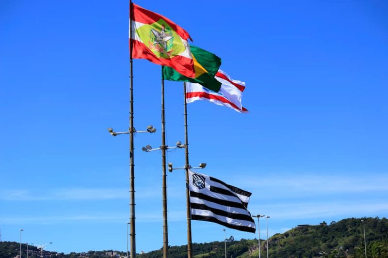 Bandeira do Figueirense junto &agrave;s pontes em comemora&ccedil;&atilde;o aos 100 anos do Alvinegro – Foto: Luiz Henrique/FFC