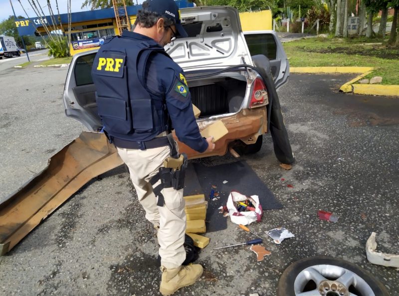 Policiais fizeram uma vistoria minuciosa e encontraram, escondidos no interior do para-choque traseiro, tabletes da droga