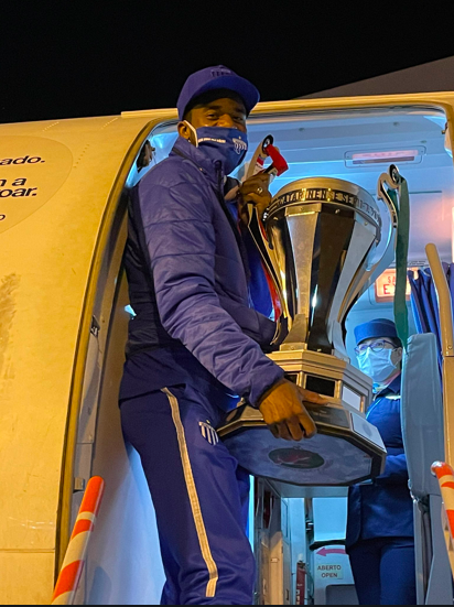 Na porta do avi&atilde;o. Com a Ta&ccedil;a – Foto: Andr&eacute; Palma Ribeiro/Ava&iacute; FC
