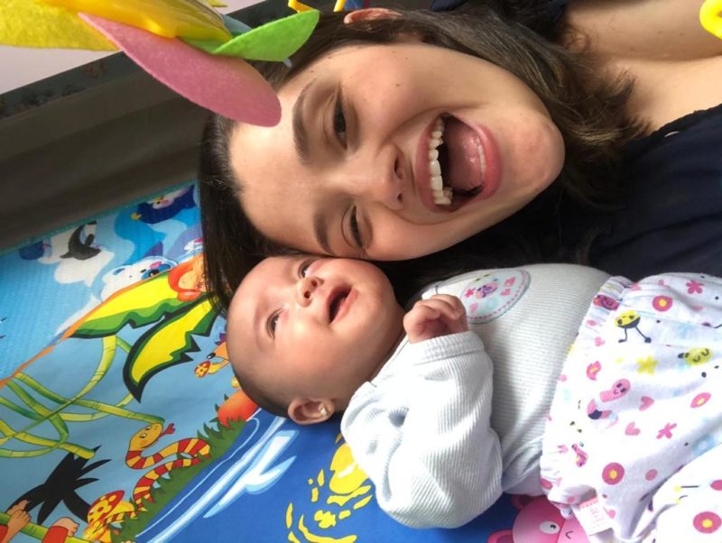 Bianca, mãe de Aurora, em momento feliz com sua filha