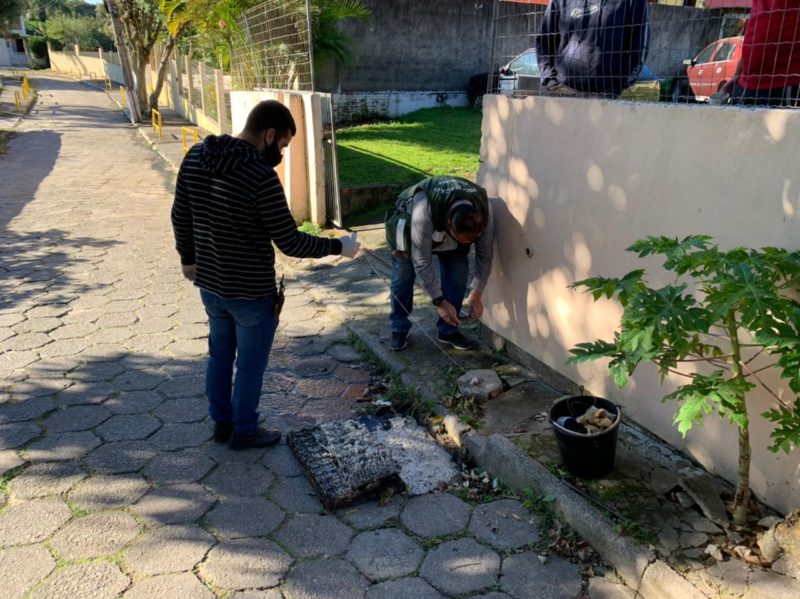 Nesta semana, Blitz Sanear lacrou ligações clandestinas e multou, autuou e intimou proprietários de imóveis com esgoto irregular em sete bairros da Capital – Foto: Djone Joench/Floripa Se Liga Na Rede/PMF/Divulgação/ND