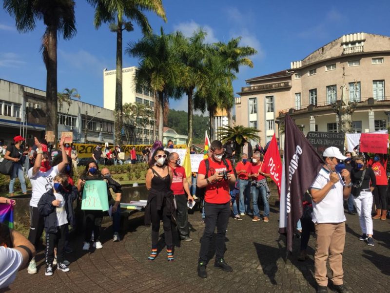 Manifestação reuniu pessoas na Praça Carlos Gomes – Foto: Emerson Luis/NDTV Blumenau