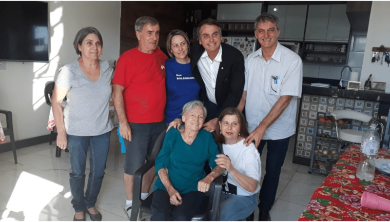 Vânia, de azul, ao lado do presidente Bolsonaro e rodeada pela família – Foto: Reprodução