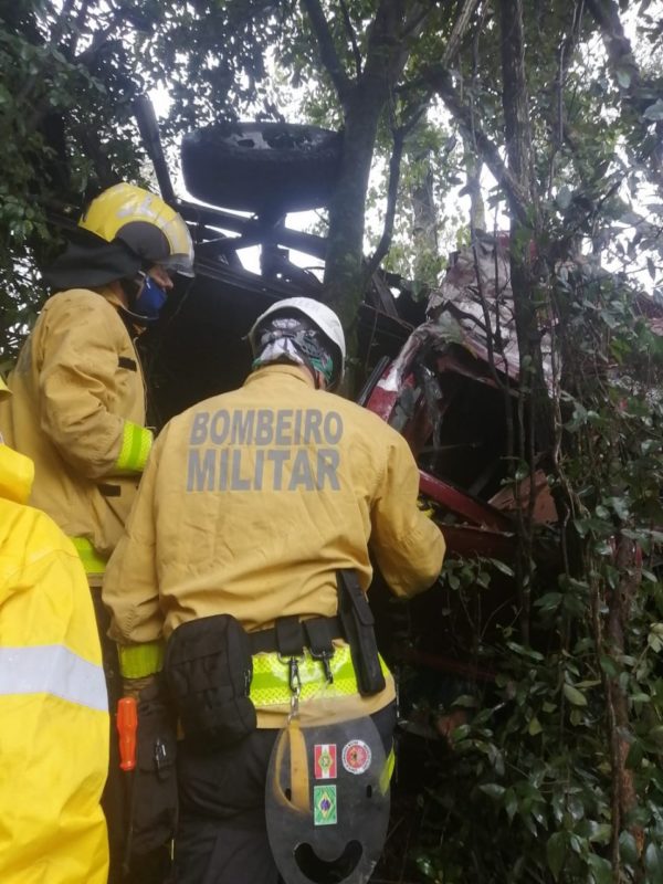 O motorista da camionete ficou preso às ferragens e morreu ainda no local do acidente. Ele estava sozinho no veículo. A dinâmica de como ocorreu a colisão não foi informada pelos socorristas- Foto: Corpo de Bombeiros/Divulgação/ND