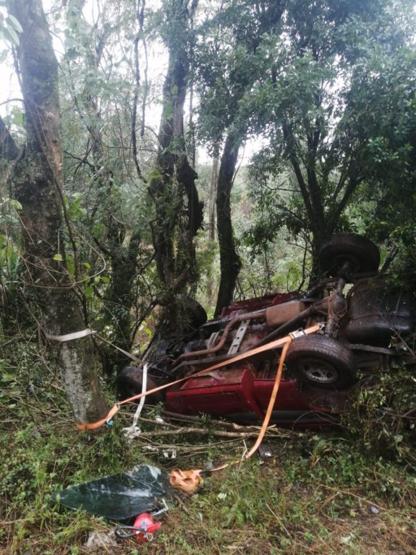 Com o impacto a camionete bateu contra árvores, capotou e quase caiu em uma ribanceira. – Foto: Corpo de Bombeiros/Divulgação/ND