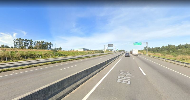 Homem foi atropelado por furgão com placas do Uruguai em trecho de reta da BR-101 – Foto: Reprodução/Google Street View