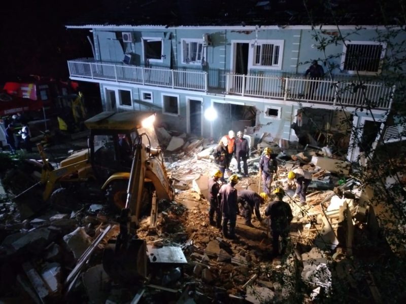 O tenente Guilherme Cesário, do Corpo de Bombeiros Militar de Santa Catarina, explicou que a estrutura que explodiu possuía dois pavimentos, sendo dois apartamentos no andar superior e dois no andar debaixo. Um dos apartamentos no piso inferior estava desabitado e duas moradoras do andar de cima estavam fora de casa no momento da explosão. – Foto: Nícolas Horácio/ND