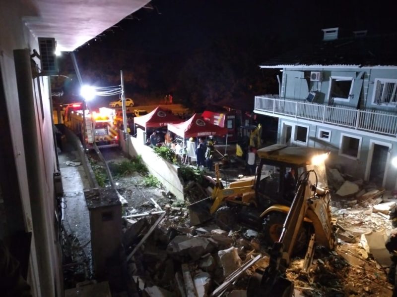 Segundo a Defesa Civil e o Corpo de Bombeiros Militar que seguem no local, houve a interdição de dez quitinetes da propriedades. Dentre elas, quatro colapsaram. Outras seis estão interditadas temporariamente. – Foto: Nícolas Horácio/ND