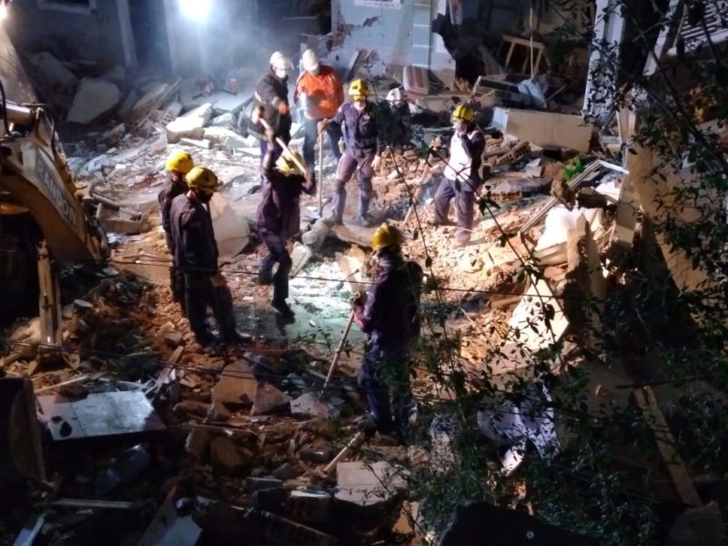 O corpo de Helenita foi encontrado &agrave;s 22h30 e a remo&ccedil;&atilde;o dos escombros por volta das 23h30 – Foto: N&iacute;colas Hor&aacute;cio/ND