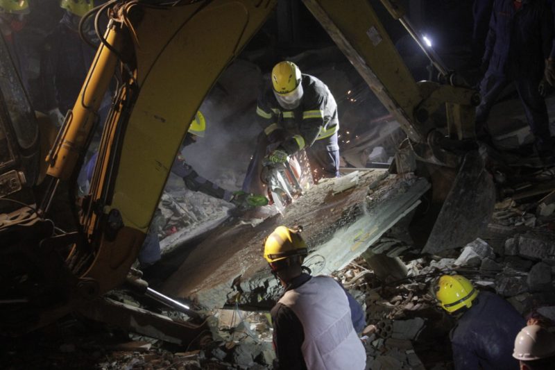 Fam&iacute;lia de Elenita foi chamada para auxiliar as equipes – Foto: Leo Munhoz/ND