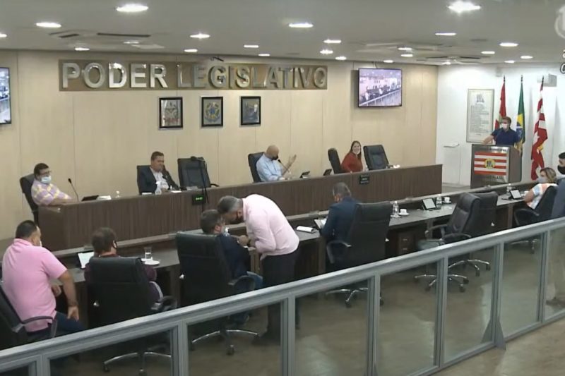 Vereadores Bruno Cunha e Gilson de Souza discutiram durante a sessão – Foto: Reprodução/TVL Blumenau