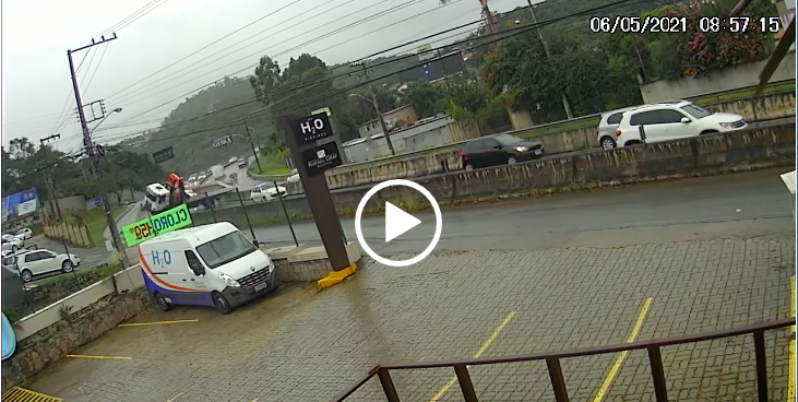 Caminh&atilde;o desgovernado quase tomba na SC-104, em Florian&oacute;polis – Foto: PMF/Divulga&ccedil;&atilde;o/ND