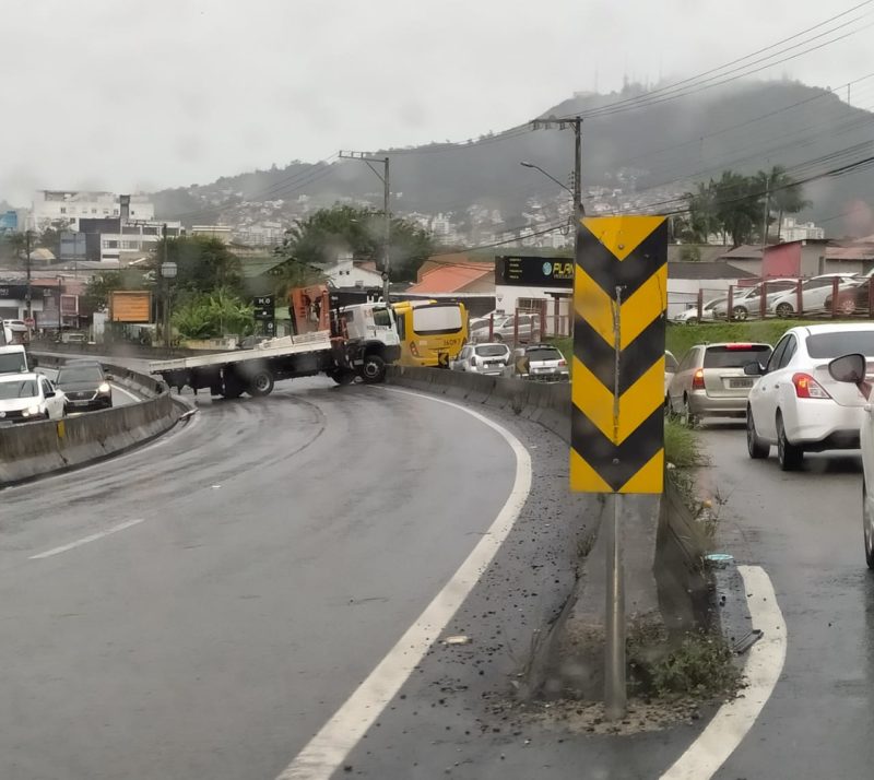 Caminh&atilde;o interdita tr&acirc;nsito na SC-401, em Florian&oacute;polis – Foto: Jo&atilde;o Cavallazi