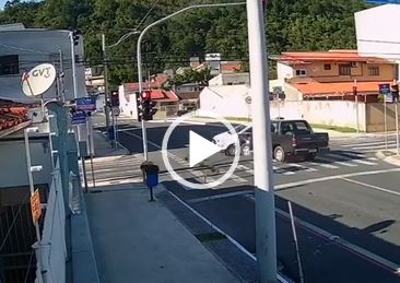 Caminhonete fura sinal vermelho e provoca capotamento em Itaja&iacute;, veja v&iacute;deo – Foto: Reprodu&ccedil;&atilde;o/ND