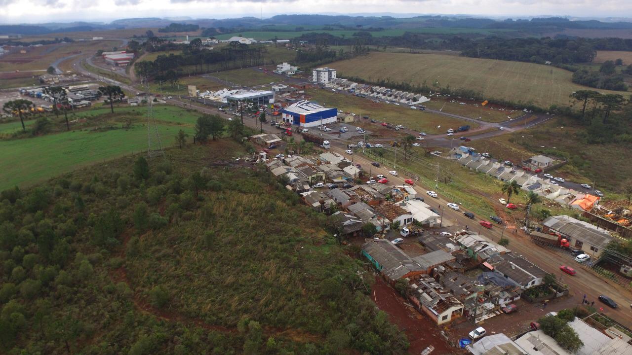 Cerca de 30 empresas também foram afetadas com a passagem do tornado - Murilo Milanez/Defesa Civil/Divulgação/ND