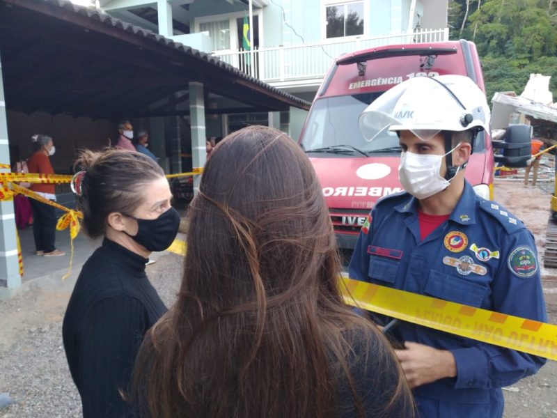 Capit&atilde;o do Corpo de Bombeiros conversa com a fam&iacute;lia da v&iacute;tima – Foto: N&iacute;colas Hor&aacute;cio/ND
