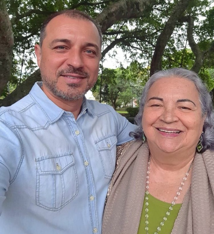 O governador Carlos Moisés e a mãe, Irene