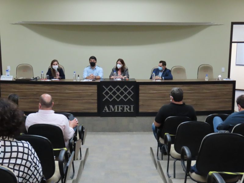 Secretária esteve na Amfri e falou sobre o hospital Santa Inês e a situação do SAMU – Foto: Amfri/Divulgação