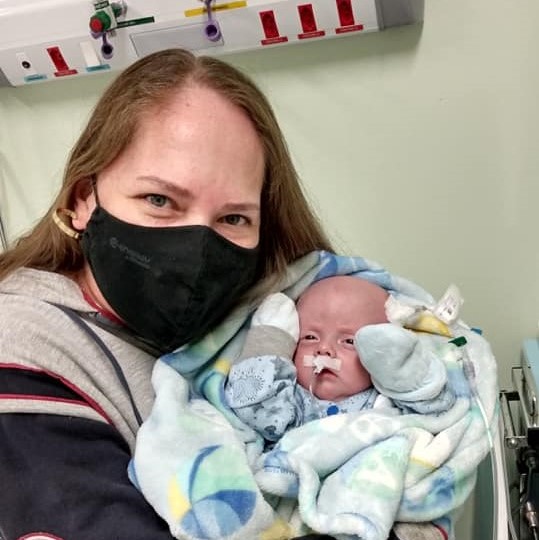 Caroline Gotardo ao lado do filho Théo, em Maravilha – Foto: Arquivo Pessoal/Redes Sociais