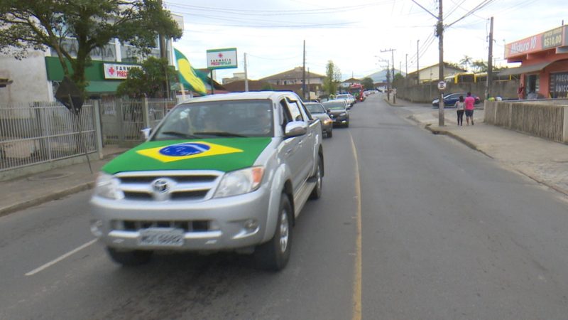 Em Joinville, carreata se dividiu pelos bairros das zonas Leste e Sul pela manhã – Foto: Ricardo Alves/NDTV