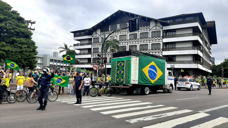 Bolsonaro recebe apoio de manifestantes neste sábado
