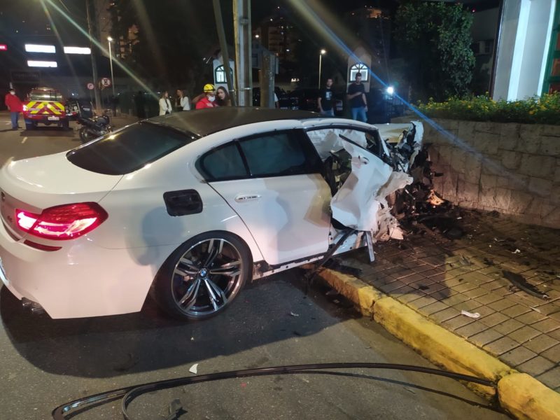 Carro que André Bornschein Silva dirigia bateu em muro no Centro da cidade – Foto: Redes sociais/ND