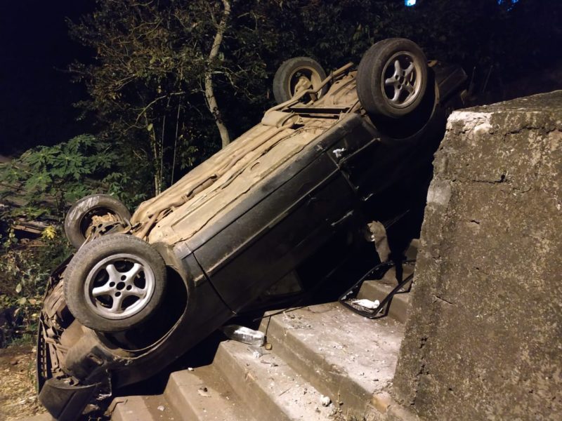 Carro ficou com o rodado para cima após capotar em escadaria em Capinzal – Foto: Rádio Capinzal/Divulgação ND