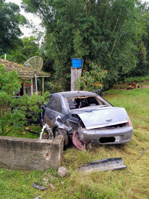 Carro bateu contra muro de residência em Turvo – Foto: Corpo de Bombeiros/Divulgação