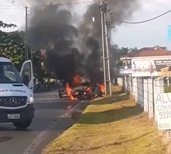 Após acidente carro incendiou na manhã deste sábado, em Balneário Barra do Sul – Foto: Reprodução/Redes Sociais