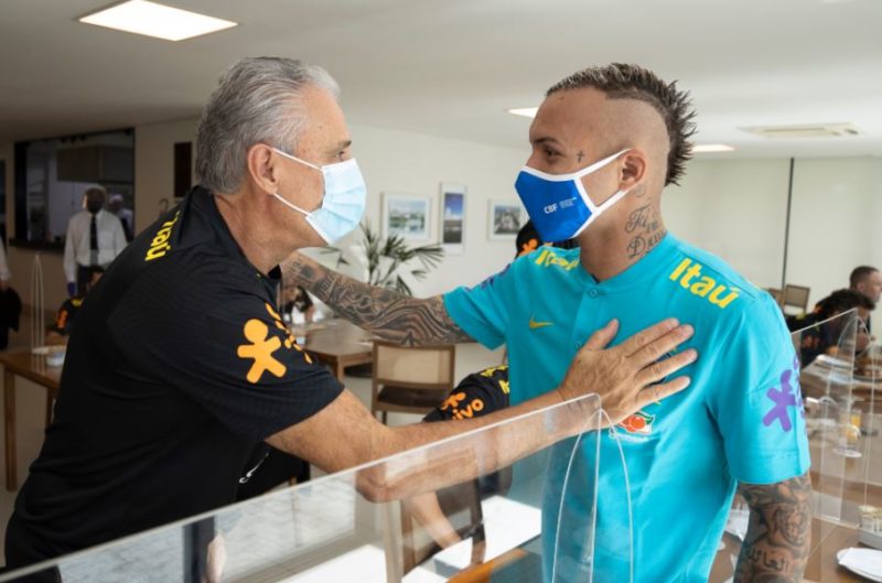 Everton &eacute; recebido pelo t&eacute;cnico Tite – Foto: Lucas Figueiredo/CBF/ND