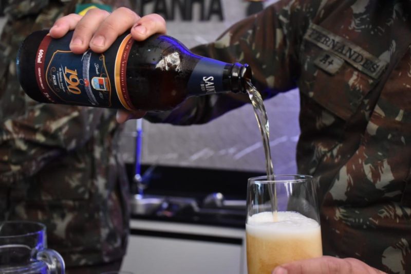 Cerveja pilsen com rótulo alusivo aos 190 anos de quartel do exército foi criado especialmente à homenagem – Foto: RP 28 GAC.