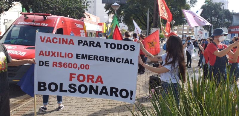 Manifestantes se concentraram no Centro da cidade – Foto: Jair Correia/NDTV Chapecó