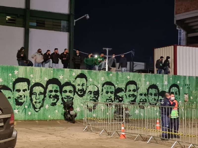 Torcedores aguardavam na porta do est&aacute;dio – Foto: Francisco Lund Junior/ND