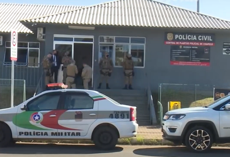 Suspeitos foram levados para a Delegacia de Pol&iacute;cia – Foto: Reprodu&ccedil;&atilde;o/NDTV RecordTV