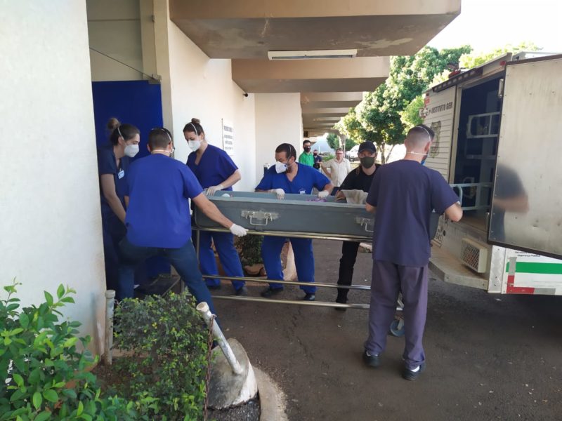 Por diversas vezes a profissional precisou engolir o choro durante o atendimento. – Foto: Ezequiel Marsango/NDTV Chapec&oacute;