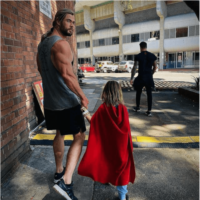 Ator de Thor posta foto muito magro para divulgar No coração do