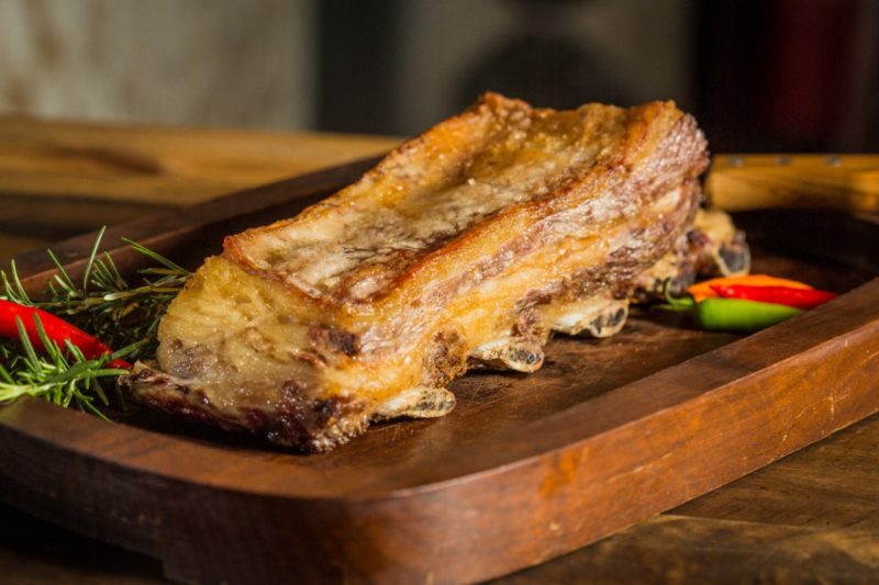 Costela assada na brasa, acompanhada de arroz, maionese, farofa e vinagrete – Foto: Divulgação/Churrasquim