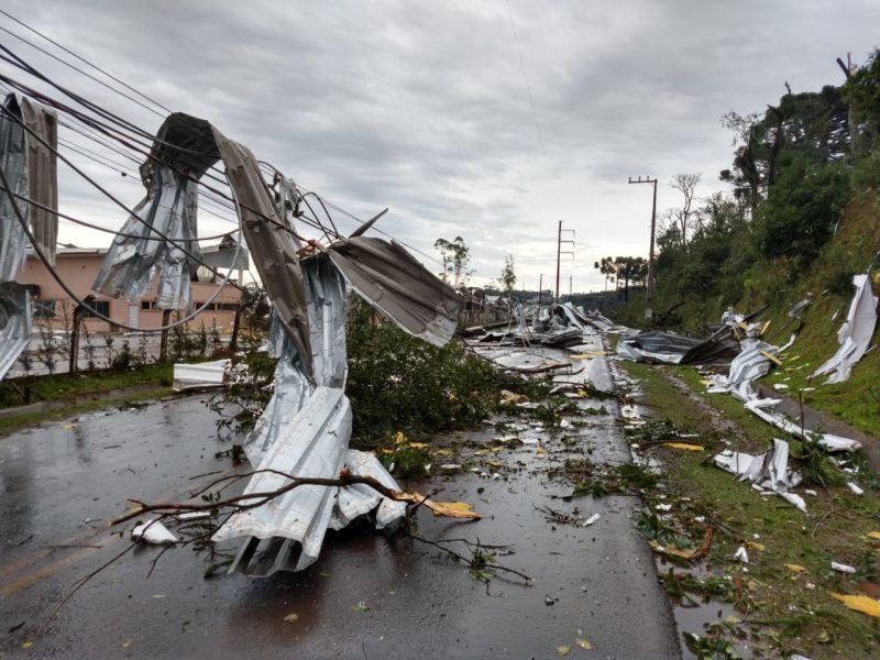 Imagem mostra estrados do ciclone bomba registrado em Chapecó em 2020 &#8211; Foto: Prefeitura de Chapecó/Arquivo/ND