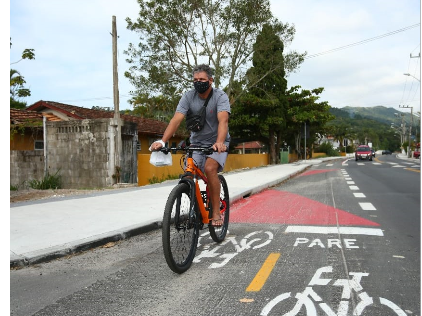 Avenida Luiz Boiteux Piazza, que liga Canasvieiras-Cachoeira do Bom Jesus-Ponta das Canas, no Norte da Ilha, já conta com ciclovia em toda a sua extensão – Leonardo Sousa/PMF/Divulgação/ND