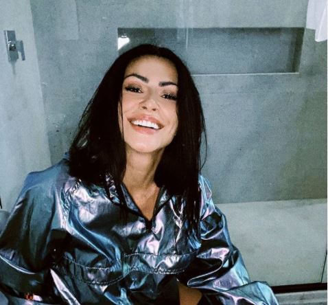 Cleo Pires sorrindo para foto