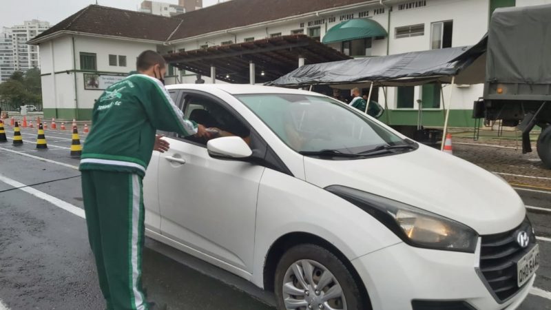 O motorista trazia alimentos n&atilde;o-perec&iacute;veis ou agasalhos e depois ele era liberado para continuar o percurso at&eacute; o gin&aacute;sio- Foto: Kelly Borges/NDTV