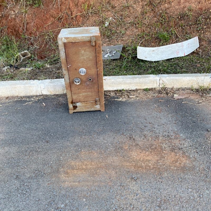 Ainda não se sabe como o cofre foi parar no local – Foto: Prefeitura de Três Barras/Divulgação