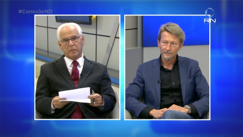 Paulo Alceu e entrevistado na esquerda com o fundo azul