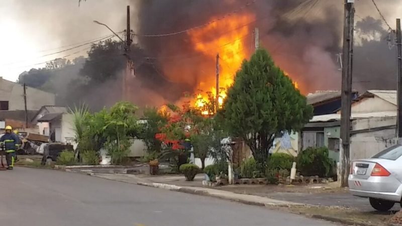 Corpo de idosa &eacute; achado com marcas de agress&atilde;o dentro de casa incendiada&nbsp;– Foto: RIC Mais/Anderson Aires/Colabora&ccedil;&atilde;o/ND