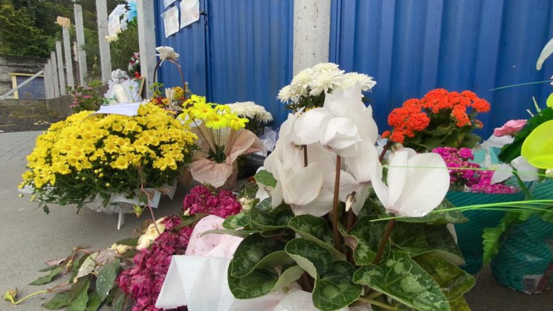 Em frente a escola, muitas flores e mensagens são deixadas às vítimas da chacina que matou cinco pessoas – Foto: Willian Ricardo/ND