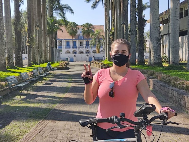 Dani Lando passou a pedalar com a pandemia e percebe diferenças na infraestrutura em vários pontos da cidade – Foto: Arquivo pessoal/Dani Lando