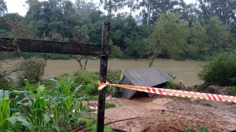 deslizamento empurra casa para dentro do rio em SC