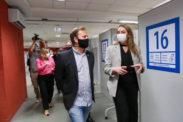 Daniela Reinehr visitou a Central de Imunização de Joinville nesta segunda – Foto: Júlio Cavalheiro